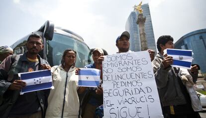 Emigrantes centroamericanos se manifiestan en el Distrito federal (México) este martes, 23 de abril.