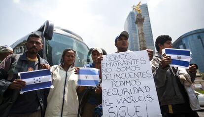 Emigrantes centroamericanos se manifiestan en el Distrito federal (M&eacute;xico) este martes, 23 de abril.