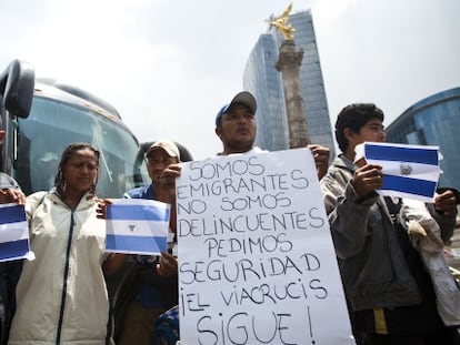 Emigrantes centroamericanos se manifiestan en el Distrito federal (M&eacute;xico) este martes, 23 de abril.