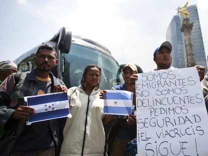 Emigrantes centroamericanos se manifiestan en el Distrito federal (M&eacute;xico) este martes, 23 de abril.