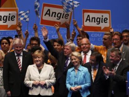 Merkel, en el centro, en un mitin en Dusseldorf el domingo.