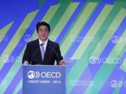 El primer ministro japonés, Shinzo Abe, ofrece un discurso durante la inauguración de la reunión ministerial de la Organización para la Cooperación Económica y el Desarrollo celebrada en la sede de la OECD en París (Francia).