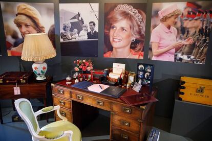 Recreación del escritorio de la princesa Diana de Inglaterra en la exhibición del palacio de Buckingham en homenaje al 20 aniversario de su muerte.