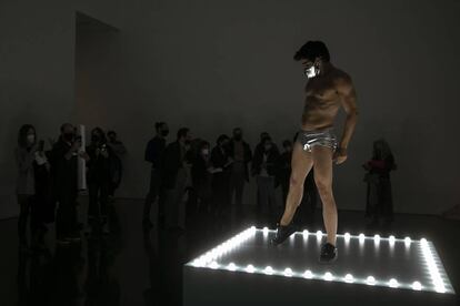 'Untitled (Go-Go Dancing Platform)', el go-go que balla en una de les sales del Macba, a la mostra que li dedica a González-Torres.