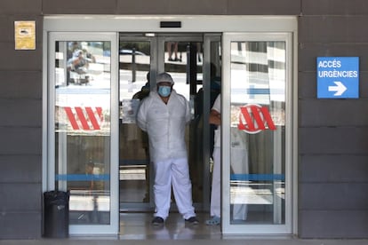 Un sanitario en la puerta de Urgencias del Hospital de Arnau de Vilanova en Lleida.