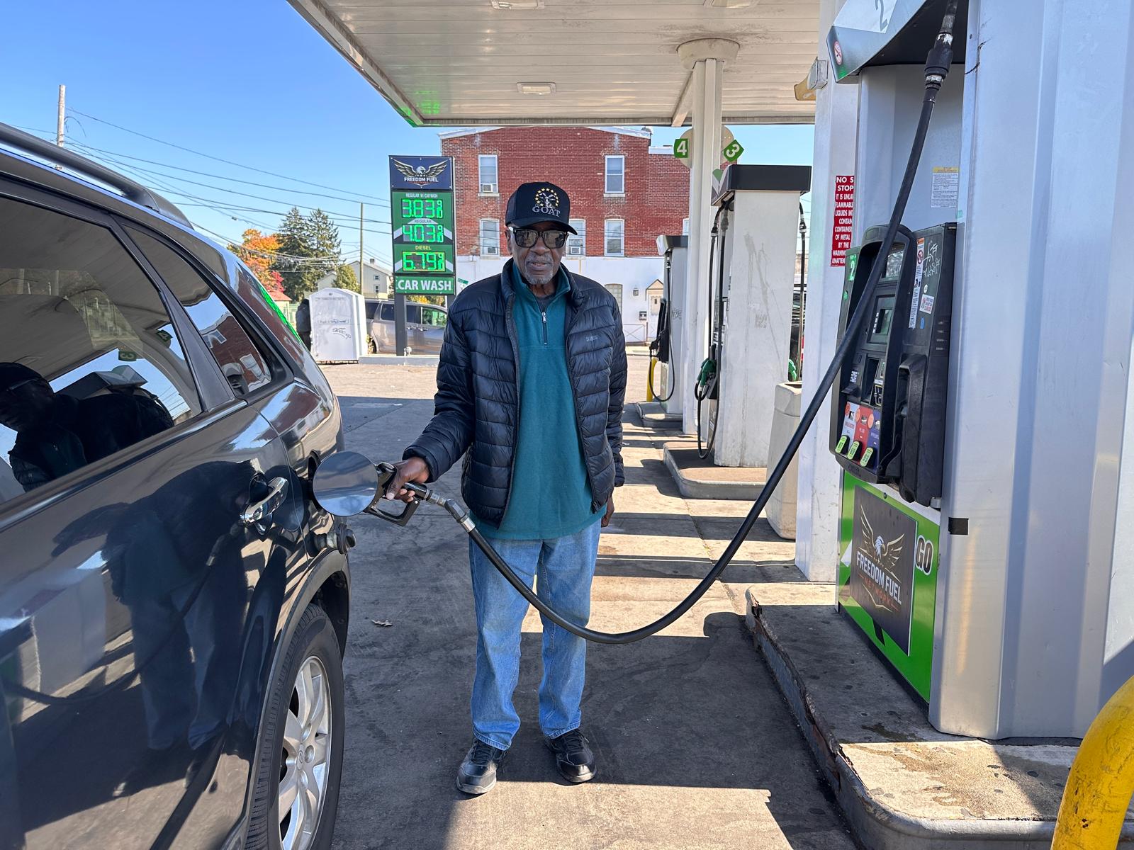 James Bond, un vecino de un suburbio al este de Philadelphia, reposta gasolina en una estación de Freedom Fuel.