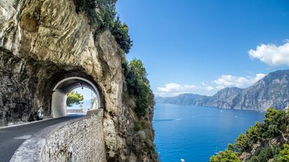 Una carretera recorre la costa Amalfitana, en borde sur de la península Sorrentina de Italia.