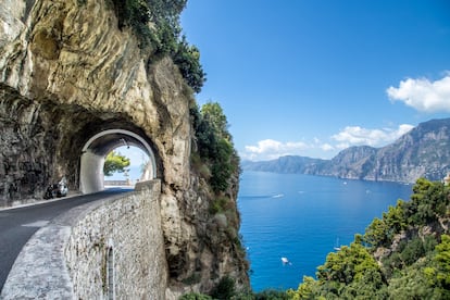 Una carretera recorre la costa Amalfitana, en borde sur de la península Sorrentina de Italia.