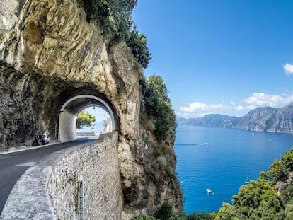 Una carretera recorre la costa Amalfitana, en borde sur de la península Sorrentina de Italia.