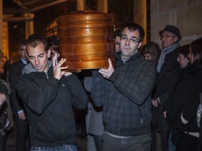 Traslado del féretro con los restos del ciclista Iñaki Lejarreta, durante el funeral en Berriz.