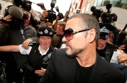 El cantante británico George Michael es escoltado fuera de Highbury Corner Magistrates Court en Londres