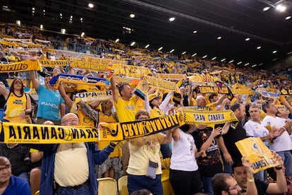 La afición del Gran Canaria celebra la victoria ante el Joventut tras la semifinal de la Eurocup el 26 de abril en Gran Canaria. 
