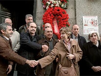 Gaspar Llamazares saluda a María Dolores González, en el homenaje rendido ayer a las víctimas.