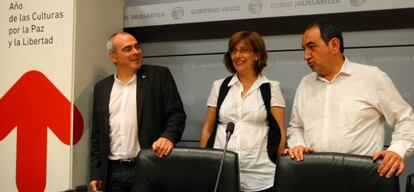 La consejera de Cultura, Blanca Urgell, ayer, flanqueada por el viceconsejero Antonio Rivera (izquierda) y el gerente de la Fundación 2012, Peio Gutiérrez.