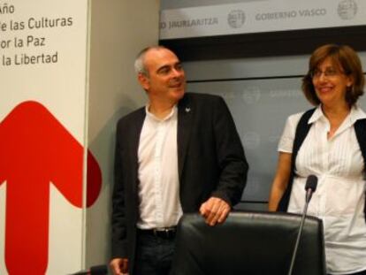La consejera de Cultura, Blanca Urgell, ayer, flanqueada por el viceconsejero Antonio Rivera (izquierda) y el gerente de la Fundación 2012, Peio Gutiérrez.