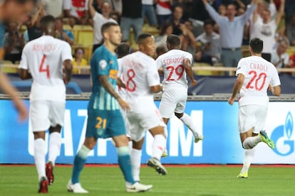 El centrocampista del Mónaco Samuel Grandsir celebra con sus compañeros el primer gol del partido.