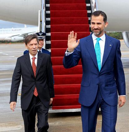 El príncipe Felipe saluda a la prensa al descender del avión de la Fuerza Aérea Española que le ha trasladado hasta Brasilia, donde ha asistido a la investidura de la nueva presidenta brasileña, Dilma Rousseff.