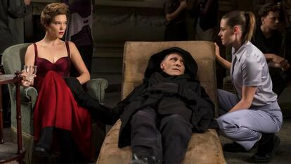 Léa Seydoux, Viggo Mortensen y Kristen Stewart, en 'Crimes of the Future'.