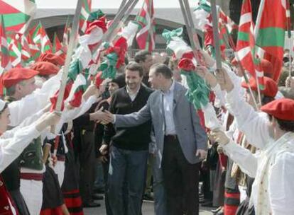 El <i>lehendakari</i> saluda a uno de los asistentes a la fiesta del PNV. A su lado, Josu Jon Imaz.