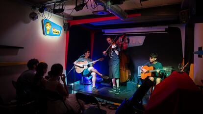 Jam session de los 'martes manouche' del Soda Acoustic Bar en Barcelona.