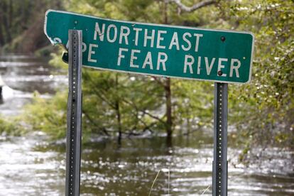 El Rio Cape Fear, identificado en un letrero, desbordado tras el paso del huracán en Burgaw, Carolina del Norte.