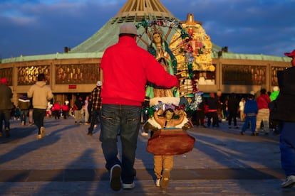 Fieles llegan a la entrada de la Basílica de Guadalupe para bendecir sus imágenes religiosas.