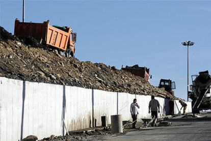 Trabajadores de las obras que se ejecutan en el paraje de La Trinidad de Marbella.