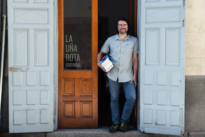 El editor, Carlos Rod, de la editorial La Uña Rota, en su sede editorial segoviana ("la cueva"), el 10 de julio de 2025.