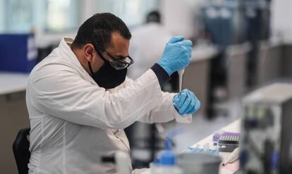 Trabajadores del laboratorio mAbxience, en Argentina, elegido por AstraZeneca para la producción en Latinoamérica de la vacuna contra la covid-19.