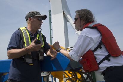 España siempre ha reclamado formar parte de ese proceso, ya que se trata de un barco militar con inmunidad bajo la convención de Naciones Unidas sobre los Derechos del Mar. Colombia nunca firmó este tratado y sus tribunales fallaron en febrero de 2018 que le pertenece por estar en aguas territoriales de este país. En la imagen, dos trabajadores a bordo del 'ARC Malpelo'.