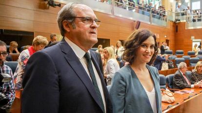 El portavoz del PSOE en la Asamblea de Madrid, Ángel Gabilondo y la candidata del PP a la Presidencia de la Comunidad de Madrid, Isabel Díaz Ayuso, antes de la primera sesión del segundo pleno de la investidura.