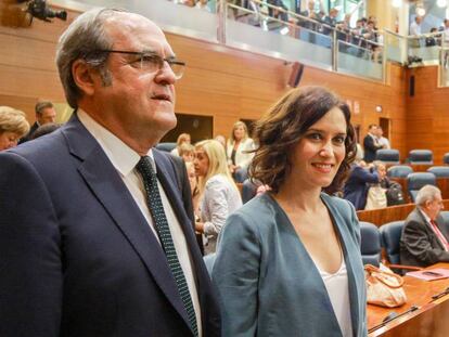 El portavoz del PSOE en la Asamblea de Madrid, Ángel Gabilondo y la candidata del PP a la Presidencia de la Comunidad de Madrid, Isabel Díaz Ayuso, antes de la primera sesión del segundo pleno de la investidura.