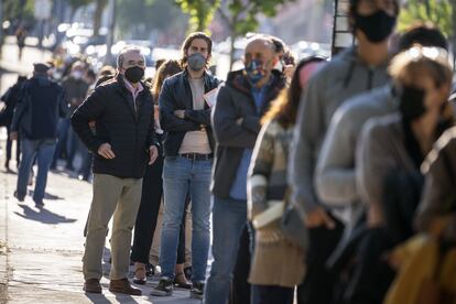 Colas para acceder a un colegio electoral en Mirasierra, en Madrid. Los ciudadanos que estén en la cola de los colegios electorales antes de las 20.00, momento en el que se cierran los locales de votación, podrán depositar su papeleta.