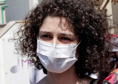 Zeina Ammar, de la organización Movimiento Antirracismo (ARM) de Líbano, permanece frente a la embajada de Gambia en la capital, Beirut, el 20 de agosto de 2020, mientras escucha los testimonios de los trabajadores migrantes. Los trabajadores extranjeros ingresan al Líbano bajo un controvertido sistema de patrocinio llamado "kafala", que ha sido denunciado repetidamente por grupos de derechos humanos por permitir una amplia gama de abusos. Bajo el kafala, un trabajador no puede rescindir su contrato sin el permiso de su empleador o perderá su estatus migratorio legal.