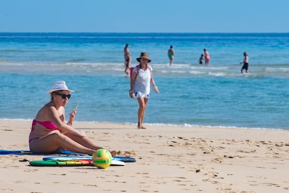 Varios turistas pasan el primer día del año en la playa de Jandia, el pasado lunes en el municipio de Pájara (Fuerteventura).