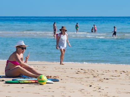 Varios turistas pasan el primer día del año en la playa de Jandia, el pasado lunes en el municipio de Pájara (Fuerteventura).