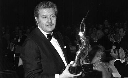 Manuel Alcántara recoge un premio en 1976 por un artículo periodístico.