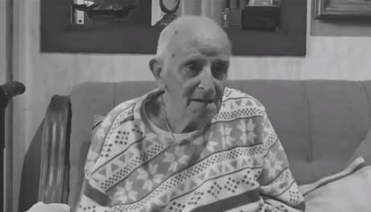 Fotograma de Jacinto Ferrer, de 92 años, en la vivienda que tiene alquilada en la calle Ruiz de Padrón, en Barcelona, de un vídeo difundido por el Observatorio de la Vivienda y el Turismo del Clot-Camp de l’Arpa.
