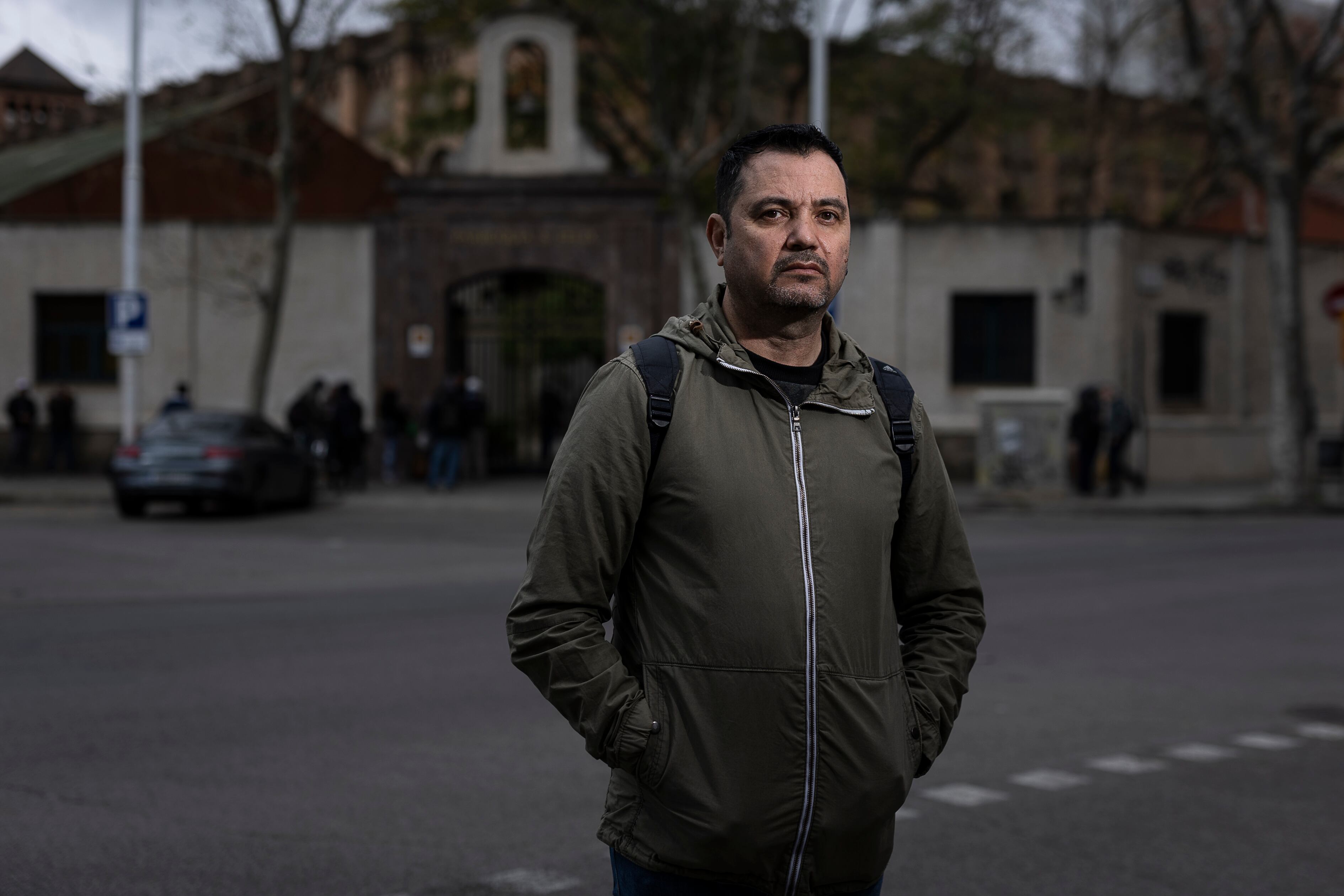 Aurelio Álvarez, víctima de abusos sexuales en la parroquia San Félix Africano, en Barcelona, posa frente a la iglesia.