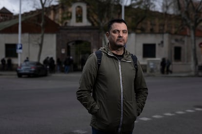 Aurelio Álvarez, víctima de abusos sexuales en la parroquia San Félix Africano, en Barcelona, ​​posa frente a la iglesia.