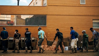 Voluntarios colaboran en las labores de limpieza en Paiporta (Valencia), este lunes.