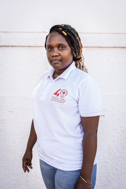 Dolca Maúte es Técnica de movilización comunitaria dentro del proyecto promovido por Cruz Roja. Con las diferentes intervenciones pretenden contribuir a la reducción de la violencia de género a través de acciones que promuevan la igualdad y el empoderamiento socioeconómico en los barrios Mavalane A, Hulene A y Mavalane B del distrito de Kamavota en Maputo. 

También, pretenden aportar de un mayor conocimiento sobre los derechos de las mujeres, la equidad y la violencia de género a nivel comunitario para prevenir, detectar y denunciar situaciones de violencia de género.