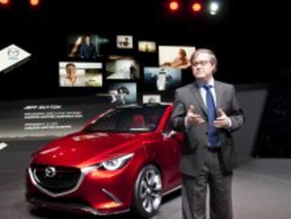 Jeff Guyton, presidente europeo de Mazda, junto al nuevo prototipo del Mazda 2 Hazumi  expuesto en el Sal&oacute;n de Ginebra.