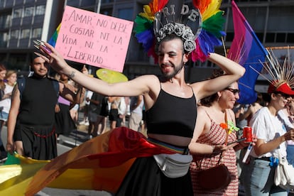 Varios participantes en la Marcha del Orgullo, el Pride Barcelona, este sábado.