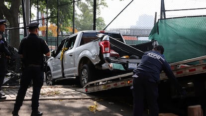 Elementos de seguridad levantan una camioneta que chocó contra una multitud que participaba en los festejos del 4 de julio en Nueva York.