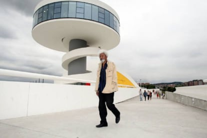 Wole Soyinka paseando, ayer, por el Centro Niemeyer.