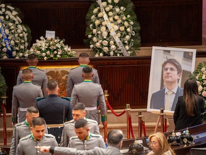 Arreglos previos al homenaje a Miguel Uribe en el Senado de Colombia, en Bogotá, este lunes.