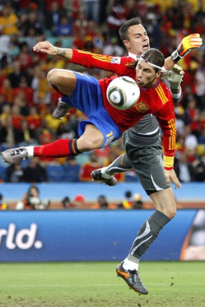 Sergio Ramos intenta una volea.