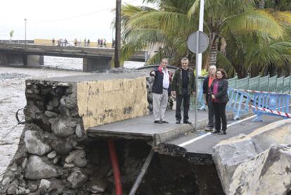 La presidenta del Cabildo de La Palma, Guadalupe González, y el consejero de Infraestructuras del Gobierno de Canarias, Juan Ramón Hernández, visitan los daños ocasionados tras las intensas lluvias registradas en La Palma.