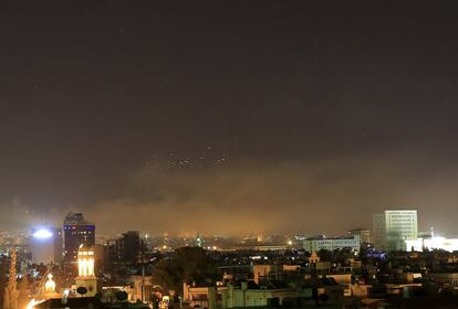 La ofensiva militar de esta madrugada por parte de EE UU, Francia y el Reino Unido contra Siria, tras el supuesto ataque con armas químicas del Gobierno sirio en la ciudad oriental de Duma el pasado sábado, es la segunda que lanza Estados Unidos contra el país árabe por el mismo motivo en un año. En abril de 2017 se acusó al régimen sirio de bombardear con armas químicas, el día 4 de ese mes, la localidad de Jan Shijún, en el norte de Siria, lo que ocasionó 86 víctimas mortales según el Observatorio Sirio de Derechos Humanos.